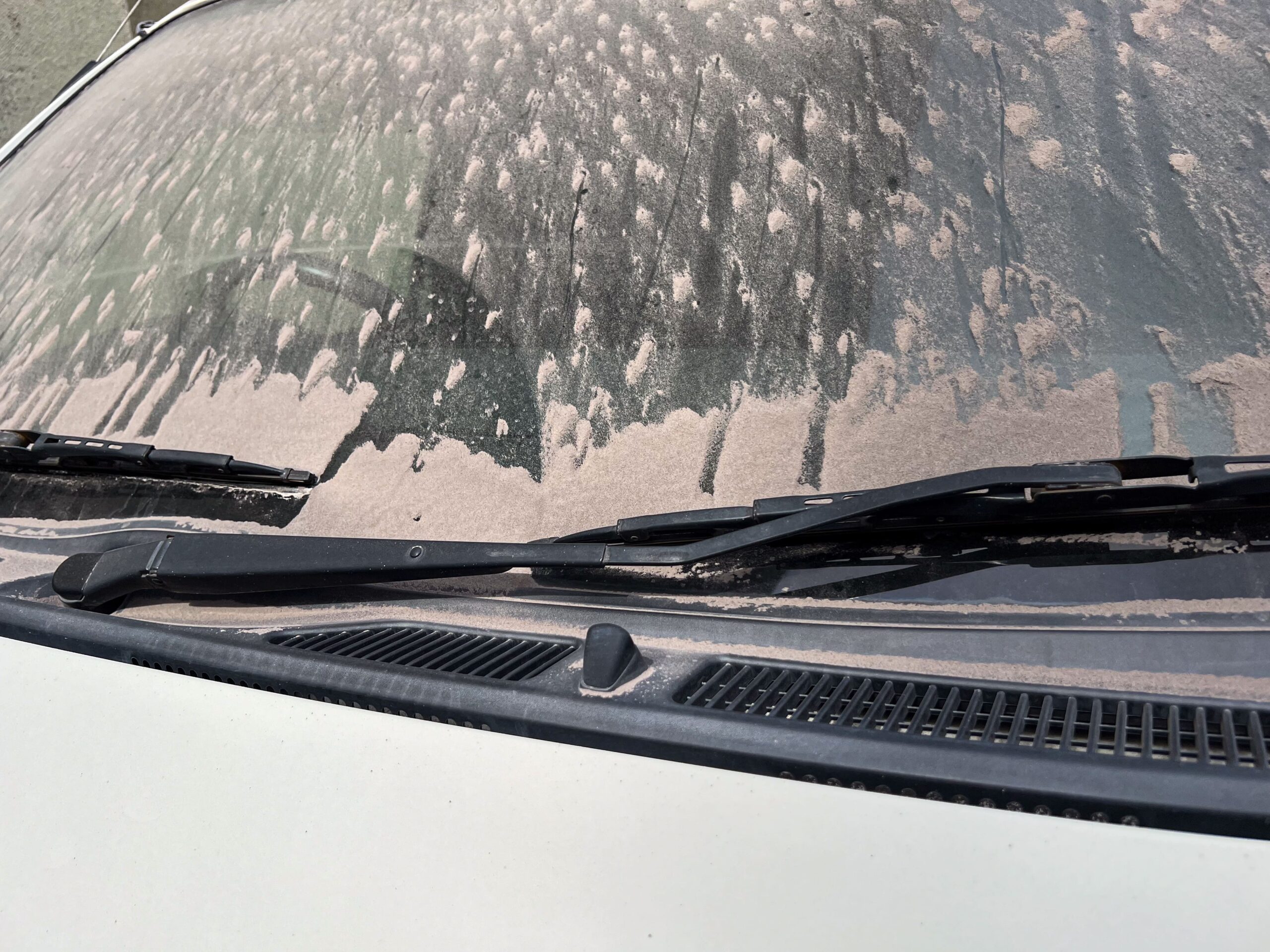 フロントガラスに積もる桜島の火山灰